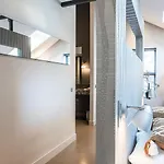 Fresh Modern Suite, Close To Hotspots דירה