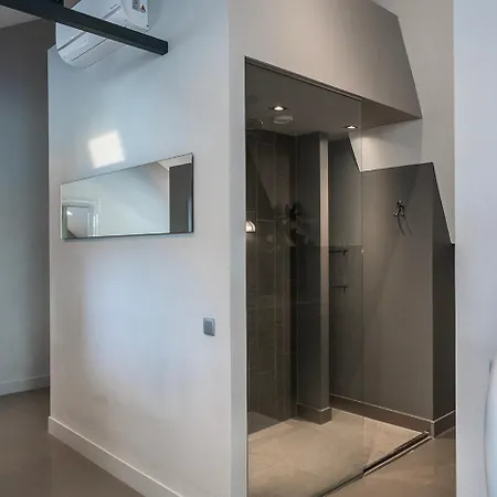 Fresh, Modern Near Hotspots Apartment