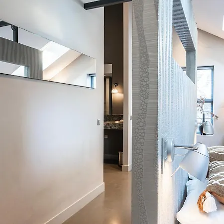 Fresh, Modern Near Hotspots Apartment